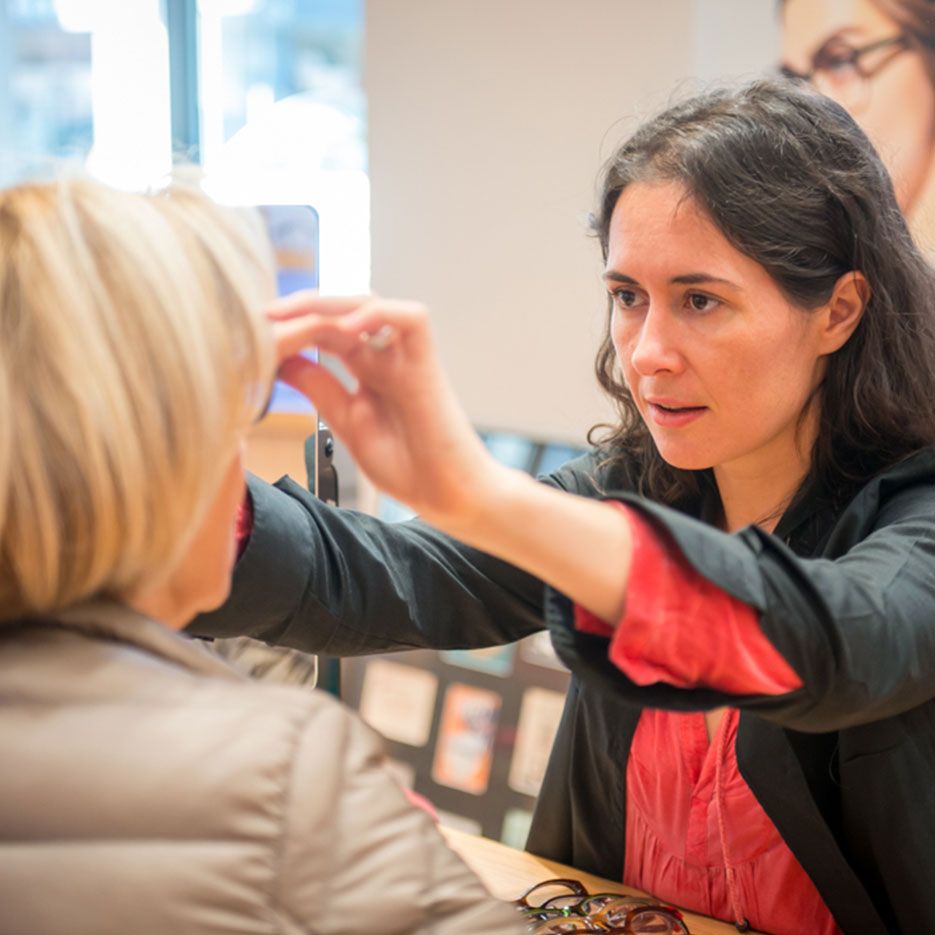 Essayage de lunettes chez Edgard Opticiens