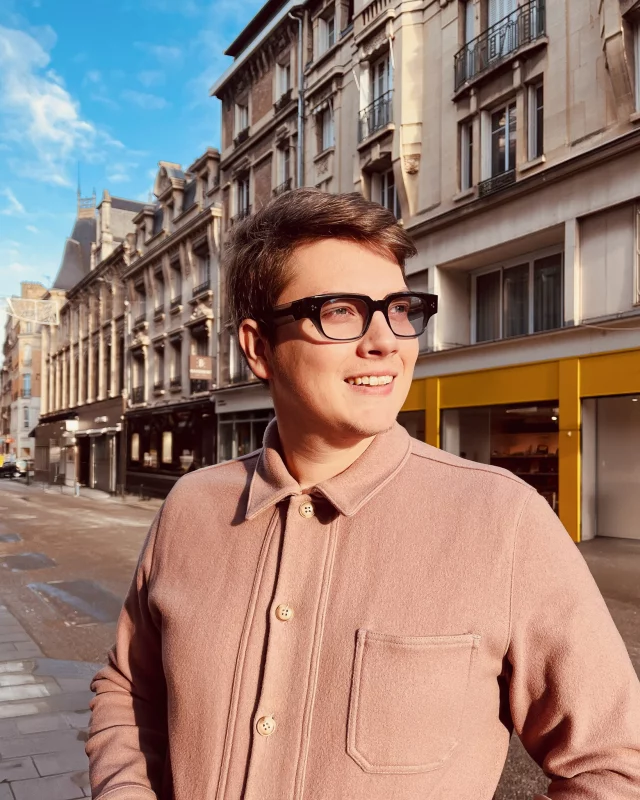 Edgard, une @tallaeyewear et des verres dynamiques @transitionslenses  qui foncent aux UV ! 😍
On se voit quand ? 👀